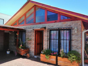 Casa equipada para 9 personas a 5 minutos del centro y la playa principal y 15 minutos de punta de lobos
